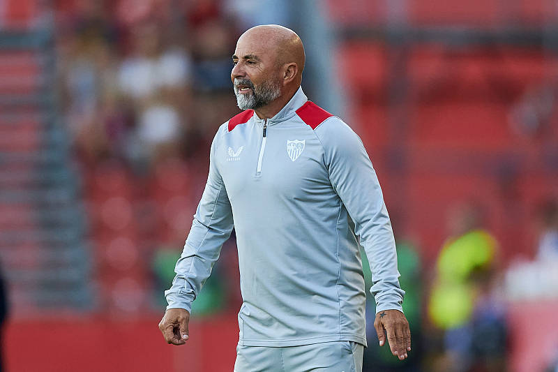 熊猫体育平台-瓦卢瓦队主场大胜，保持不败战绩