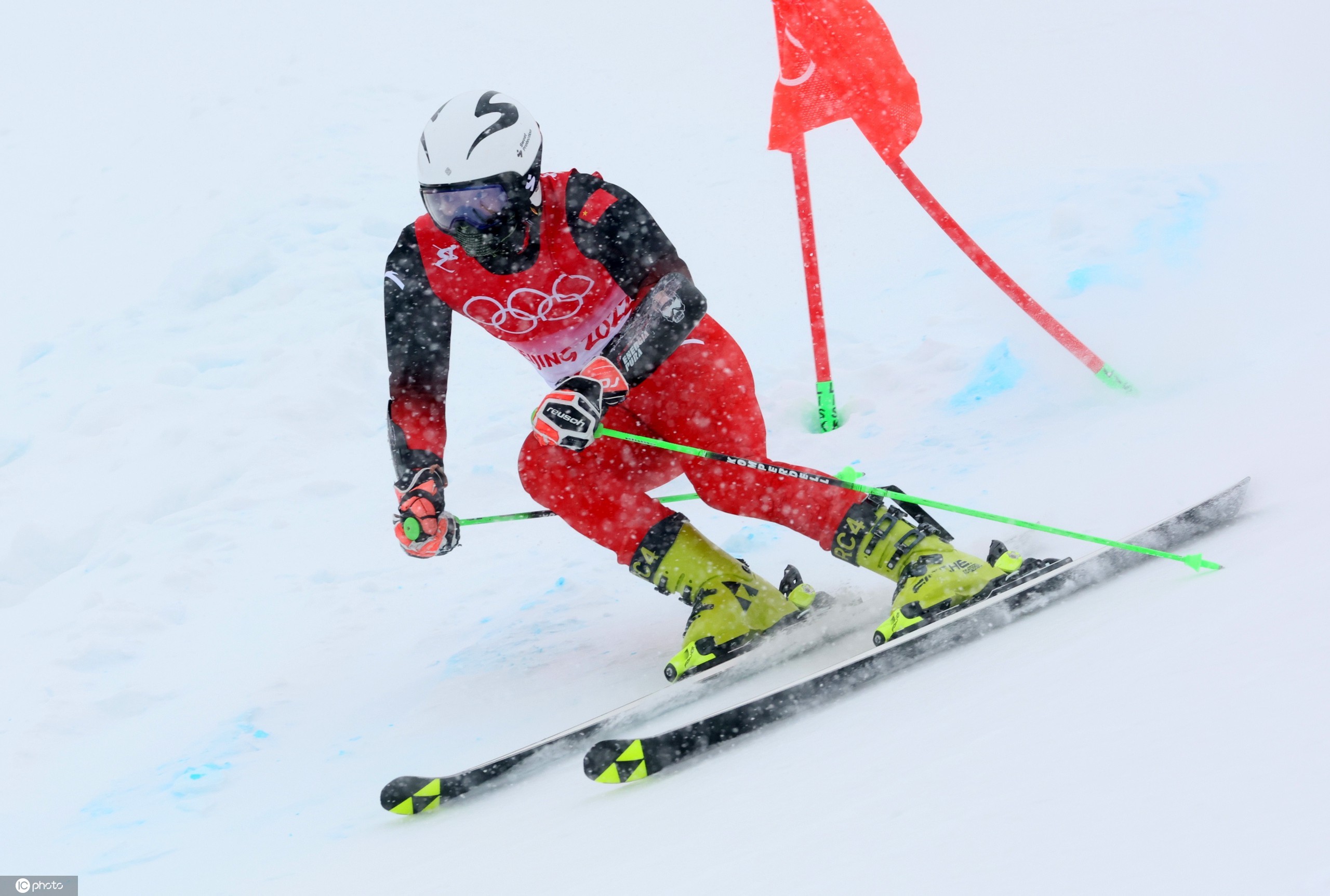 包含瑞士滑雪选手凭借出色表现，锁定金牌的词条