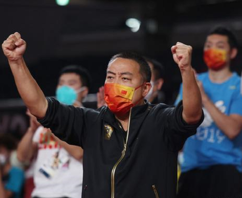 熊猫体育中国App-英格兰队险胜日本队，奥恰洛夫关键制胜